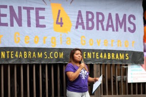 Karen Fragoso, hablando como parte del programa de la campaña Voto de Mayo