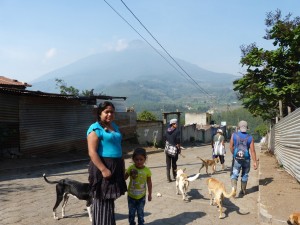 Mercedes Gómez Salazar y uno de sus hijos con el volcán Acatenengo de fondo.