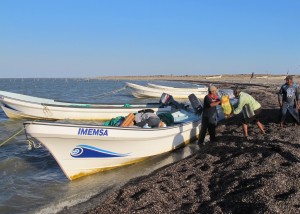 Lanchas llevan víveres al pueblo de Santa María del Mar. Los habitantes de Santa María perdieron el acceso a la única carretera a la ciudad hace casi una década por un conflicto sobre energía limpia con el pueblo vecino. Foto: Levi Bridges