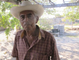 Martincito Ramírez, de 80 años, es una de las últimas personas en el pueblo de Santa María del Mar que todavía puede hablar Huave con fluidez. Foto: Levi Bridges