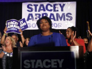 Stacey Abrams en un emotivo discurso concedió sin conceder la victoria, al tiempo que anunció una demanda por la sistémica supresión del voto por parte de su oponente Brian Kemp, Foto:  AP