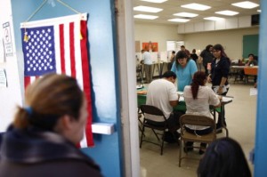 Votan en una casilla del área latina en el este de Los Ángeles, California, durante las elecciones. Foto: www.nbclatino.com.