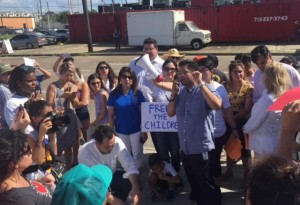 César Espinosa , directivo de FIEL, durante la protesta en apoyo a familias refugiadas.