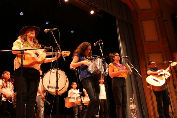 Grupo musical de jóvenes recién llegados de México y Centroámerica. Photo: Sonia Narang/ACTA.