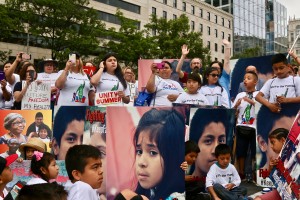 Familias inmigrantes en la protesta en Washington, DC, por la detención de los niños que fueron separados de sus padres en la frontera.