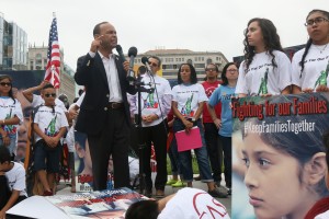 El congresista demócrata de Chicago, Luís Gutiérrez, ‘campeón’ de la causa de los inmigrantes, arenga al gobierno federal por detención y separación de los menores y exige la liberación y reunificación familiar inmediata.