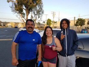 Juan Medina junto a sus hijos Celeste y Juan Jr., después de que éstos votaran por primera vez.