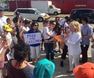 La senadora estatal, con el megáfono, Sylvia García también se sumó a la protesta contra la detención separación de los niños inmigrantes de sus padres.