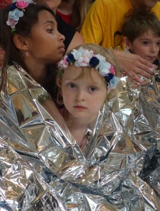 Niños acuden al Capitolio en Washington, DC. Para reproducir las escenas de los niños inmigrantes que se hayan detenidos y la manera como se cubren con pedazo de papel-aluminio para soportar el frío del aire acondicionado en esos lugares de su cautiverio. 