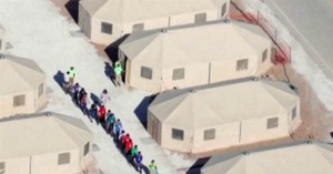 Tiendas de lona o campamentos de concentración para niños inmigrantes indocumentados detenidos por Inmigración, en Tornillo, Texas. Foto: MSNBC.