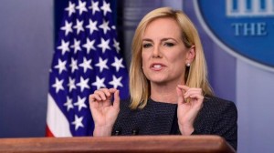 La Secretaria del Departamento de Seguridad Nacional, Kirstjen Nielsen habla durante la sesión informativa diaria en la Casa Blanca y se en problemas para explicar dónde están los campamentos de concentración para bebés arrancados de los brazos de sus padres atrapados por la Patrulla Fronteriza. Foto: Susan Walsh / AP.