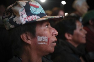 Seguidor de López Obrador escuchando uno de sus discursos de campaña. Foto: www.host.madison.com.