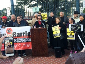 La Directora Ejecutiva de la RMLOM, Ángela Sanbrano habla por el micrófono. Foto de su sitio web.