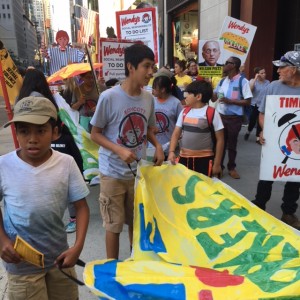 Los hijos de los trabajadores de la coalición también marcharon  y gritaron consignas en el recorrido de la protesta de CIW en Nueva York. Foto: MVG.