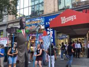 El estandarte con la figura de Nelson Peltz recorrió la 5ta avenida señalado como el villano. Foto: MVG.