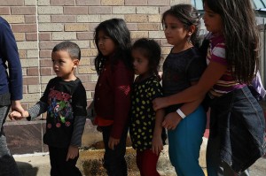 Niños inmigrantes indocumentados separados de sus familias en la frontera y reubicados silenciosamente en desconocidos sitios de todo el país. Funcionarios de la ciudad y del estado de Nueva York dicen que no han tenido conocimiento de las mudanzas, incluso cuando cuentan con instalaciones grandes disponibles para albergar a los niños. Loren Elliott / Reuters.