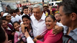 López Obrador en gira de campaña. Foto: www.cbc.ca.