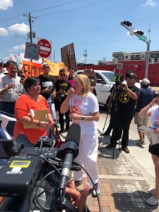 Candidata Sylvia García critica las políticas de ‘cero tolerancia’ del gobierno de Trump frente a una de las instalaciones carcelarias a punto de iniciar operaciones.