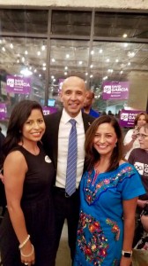 David García, con dos entusiasta mujeres que lo apoyan en la celebración de su nominación como candidato demócrata a la gubernatura de Arizona.