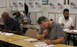 Votando en el condado de Los Ángeles, California. Foto: Los Angeles Times.