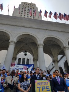 Alcalde de Los Ángeles, Eric Garcetti junto a la Asambleísta Wendy Carrillo, a Alcalde de Los Ángeles Eric Garcetti, junto a asambleístas Wendy Carrillo y Miguel Santiago, con el  concejal Curren Price manifiestan su apoyo a los ‘tepesianos’ o titulares del TPS.