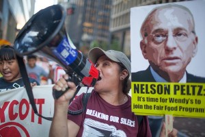 La organizadora Nelly Rodríguez arengando en una protesta de la coalición CIW para convencer a Wendy’s que se una al Programa de Comida Justa. Foto: Cortesía de la CIW.