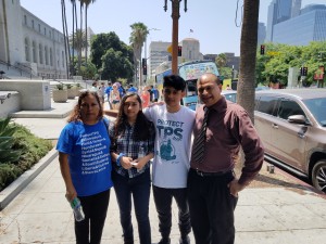 Familia Zepeda, a pocos minutos de que salgan de Los Ángeles el Camión de la Libertad en la Jornada por la Justicia.