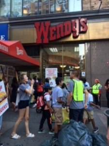 Aliados de la CIW arengan frente a un restaurante de Wendy's en la 5ta avenida del Midtown en Manhattan.