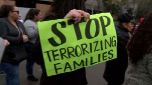 Manifestantes demandan la Salida de ICE de la Corte del Condado de Fresno. Foto: One News Page.