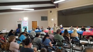 Durante el Foro de Candidatos a puestos de elección, en Arvin, California.