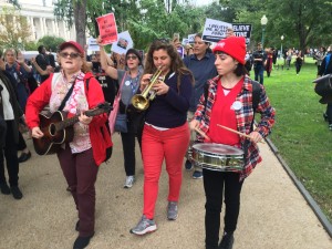 Estas manifestantes contra la nominación de Kavanaugh a la Suprema, deciden hacer su protesta con música. Caminan hacia el Capitolio en Washington, DC.