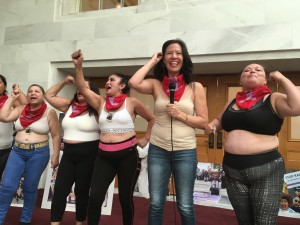 Sobrevivientes del acoso sexual se quitaron las camisas declarando: “¡Yo soy dueña de este cuerpo!”.