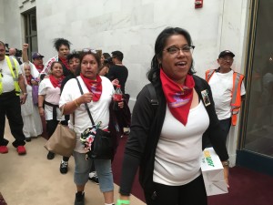 Las mujeres que caminaron de San Francisco a Sacramento ingresan al Palacio Municipal. 