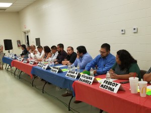 Jesús Alonso, durante el foro de candidatos, en Lamont, CA, revisa sus notas personales.