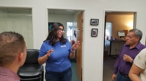 Karina Gallardo y Erasto Terán, organizadores del Community Water Center, en sus oficinas centrales de Visalia.