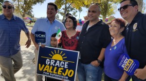 Otros candidatos demócratas hacen causa común con Grace Vallejo. Entre ellos se encuentra Dolores Huerta, detrás del niño con bandera.