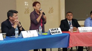 Grace Vallejo, de 72 años de edad y actual alcaldesa de Delano, habla a la audiencia. A sus lados, TJ Cox (izq) y José González.