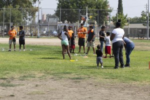 Niños divirtiéndose en el parque Martin Ray Reilly un jueves por la tarde.  