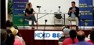 Alex Hall, de KQED, condujo la charla con TJ Cox y líderes comuniatarios y residents del valle central DE California en la ciudad de Sanger. 