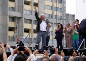 Andrés Manuel López Obrador en la Plaza de las Tres Culturas rindiendo homenaje a los caídos hace 50 años, masacrados por el ejército Mexicano. Foto: La Silla Rota.