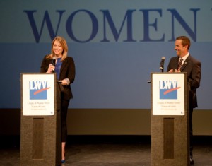 Debate entre la demócrata Katie Hill y republicano Steve Knight por el distrito 25th, octubre 25 Foto: Dean Musgrove, Los Angeles Daily News.