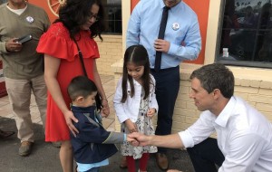 El candidato demócrata al Senado por Texas saludando a la familia latina, que estuvo en el centro de sus discursos de campaña. Foto: www.latinousa.com.