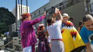 Indígenas guatemaltecos le dan la bendición al concejal Mitch O'Farrell.