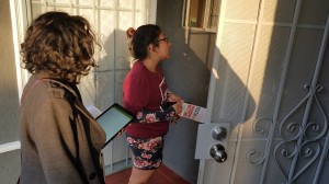 Katia García y Diana Escamilla, visitan una de las 100 familias para promover el voto.