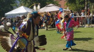 Las nuevas generaciones de nativoestadunidenses portan con orgullo sus vestimenta tradicional.