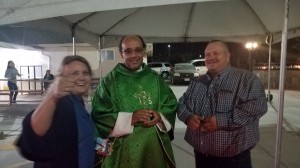 Padre Miguel Campos, párroco de la iglesia Guadalupe y una pareja de feligreses que van a votar.