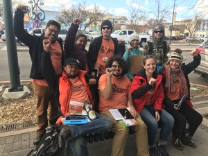 Durante el Colorado Gives Day, trabajando con la Coalición de Derechos de los Inmigrantes de Colorado para mantener a las familias a salvo de la deportación a través de la defensa comunitaria, en 2016. Foto: CIRC.