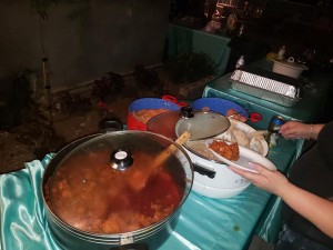 Preparando la comida para una tanda de migrantes que le toca comer.