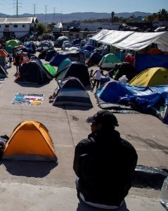 Migrantes de las caravanas acampan en las aceras de Tijuana mientras atienden su caso de asilo con Inmigración en EEUU.