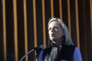 La Secretaria del Departamento de Seguridad Nacional de Estados Unidos, Kirstjen Nielsen, habla frente a una estructura de muro fronterizo recientemente fortificada el viernes 26 de octubre de 2018. Foto: AP.